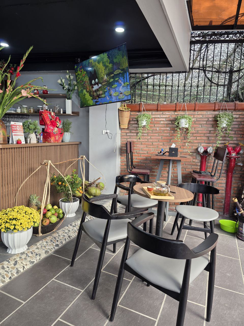 Терраса с фруктами и цветами