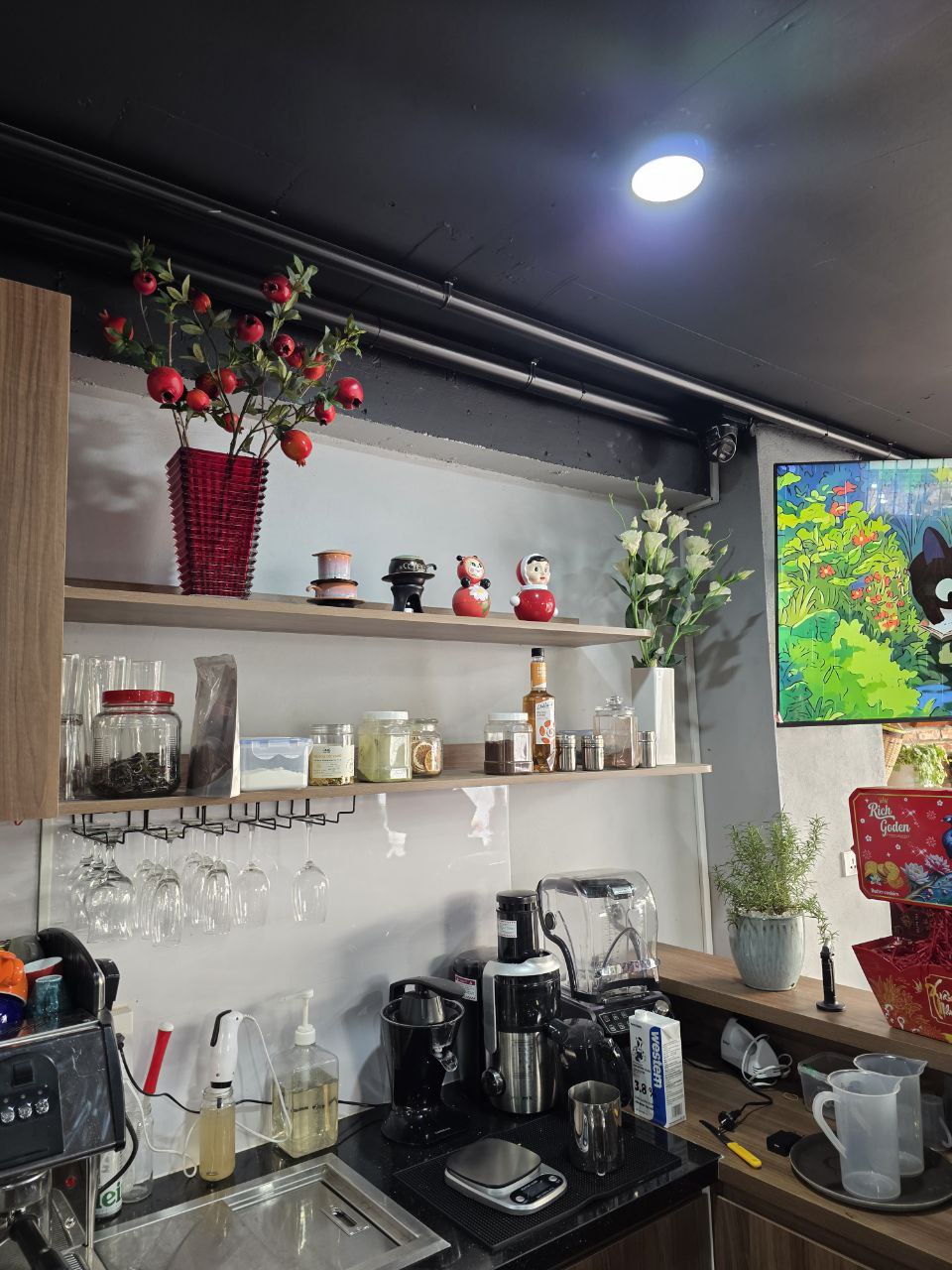 За баром — полки и оборудование