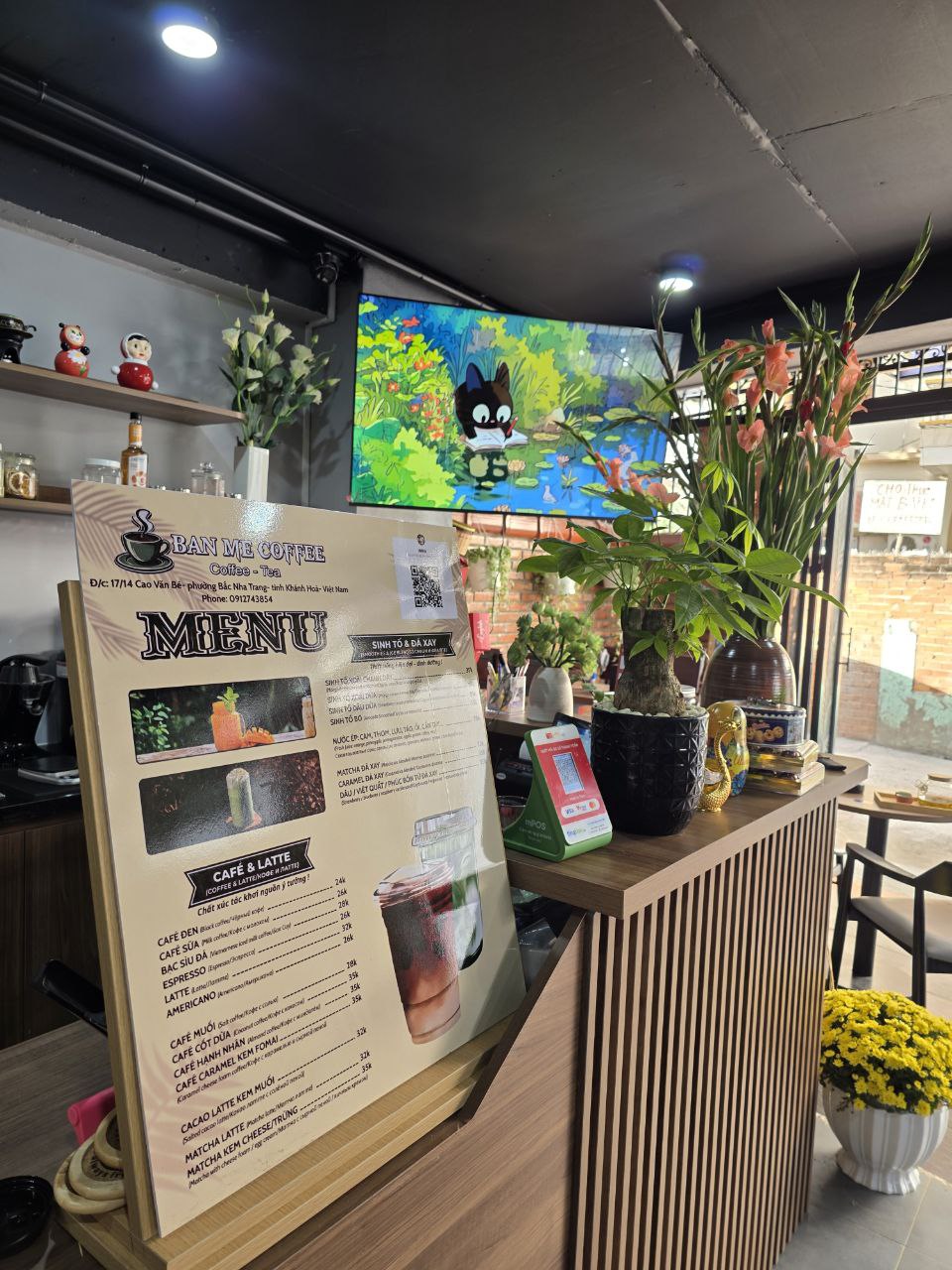 Барная стойка с меню и цветами