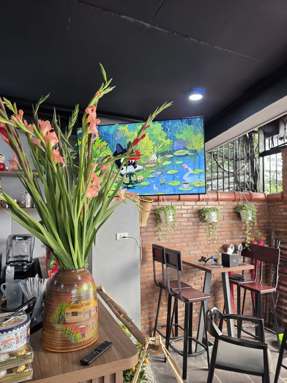 Цветы и картина на кирпичной стене